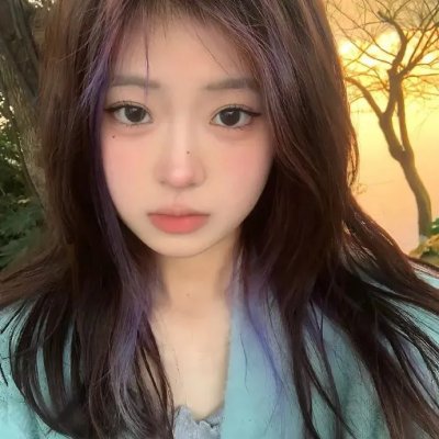 咖啡馆里的女孩